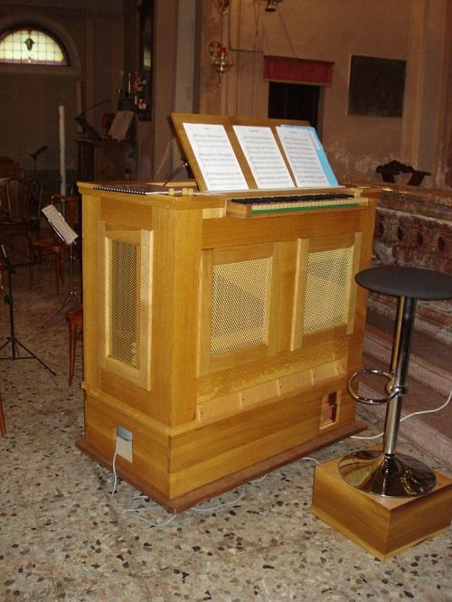 Small pipe organ
